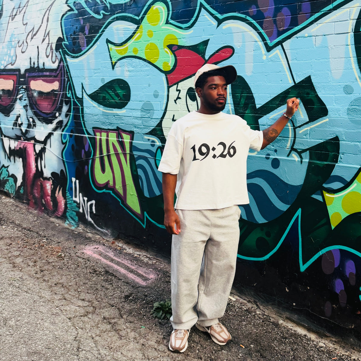 "19:26" TEE